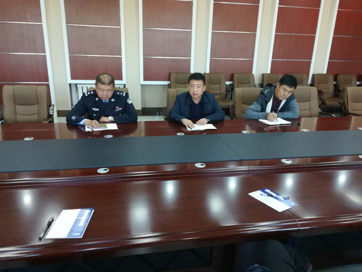 镇长邢伟江(中间)主持会议