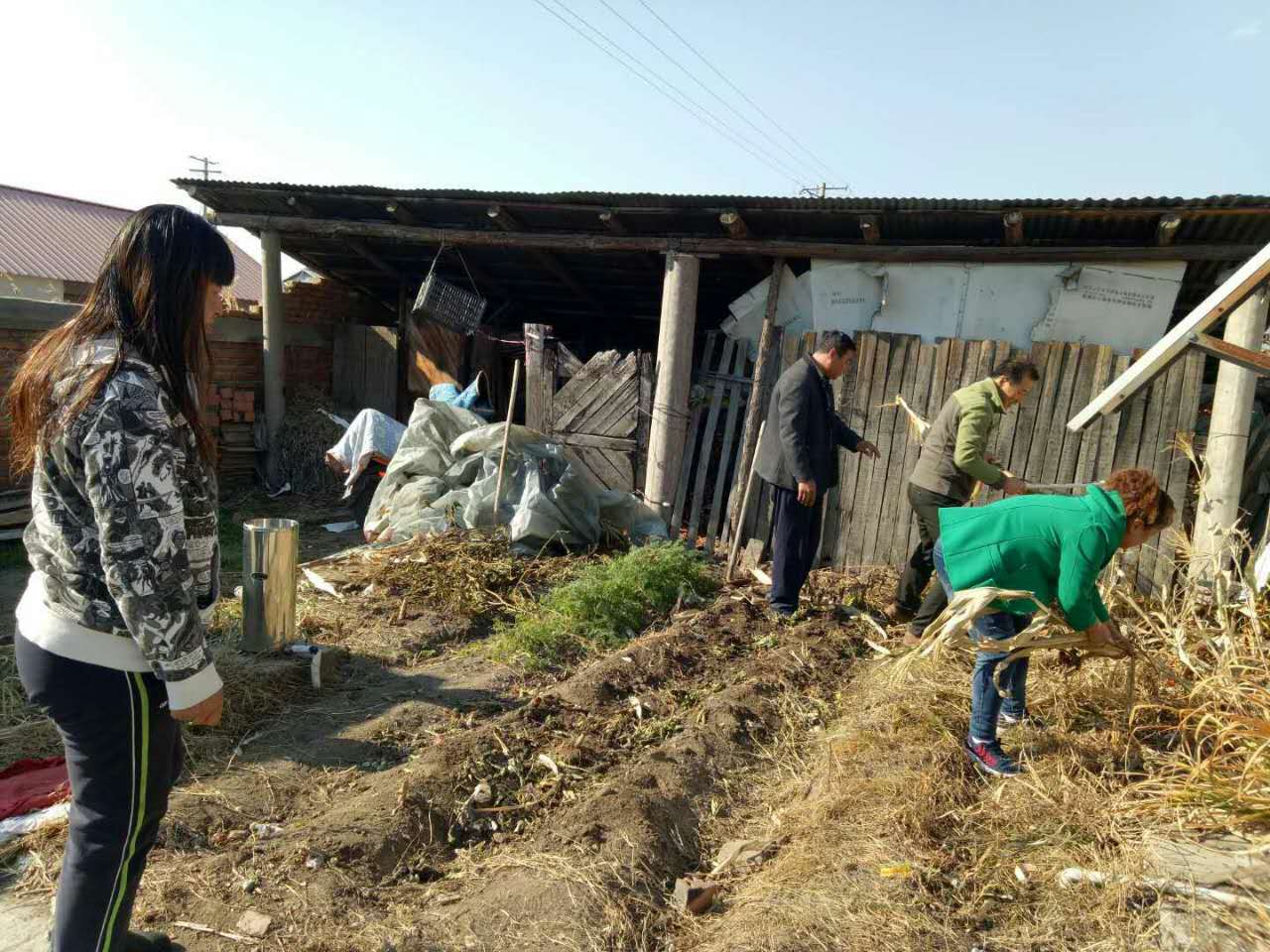 机关干部入村帮助贫困户打扫卫生