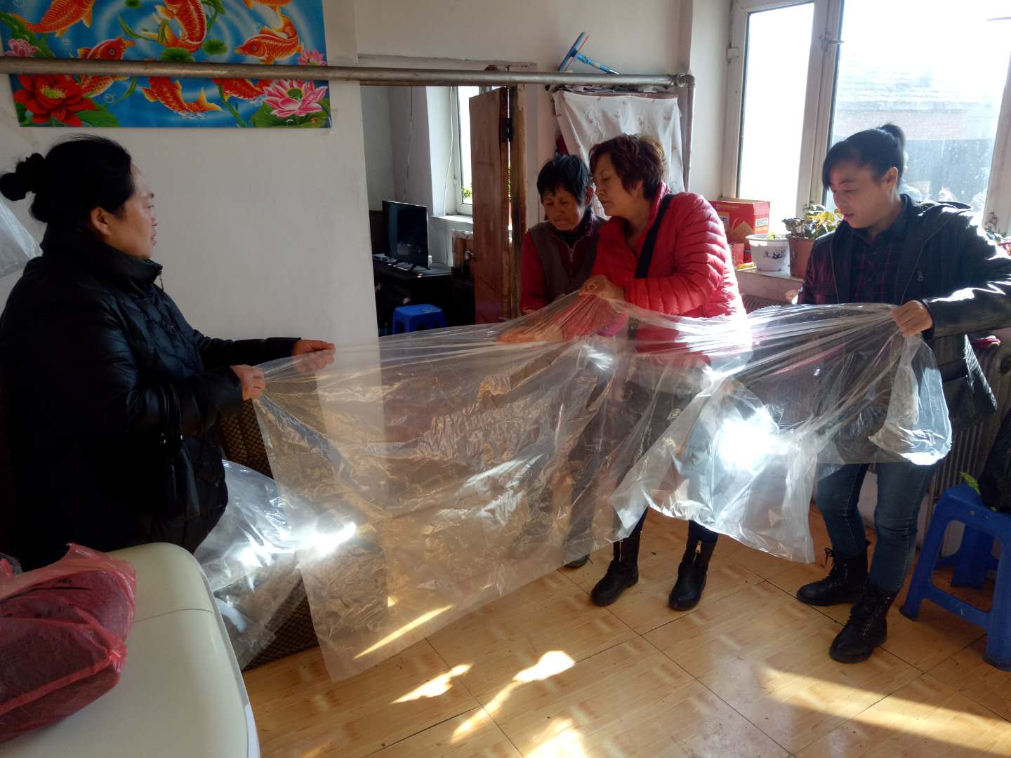 机关干部入村帮贫困户密封窗户